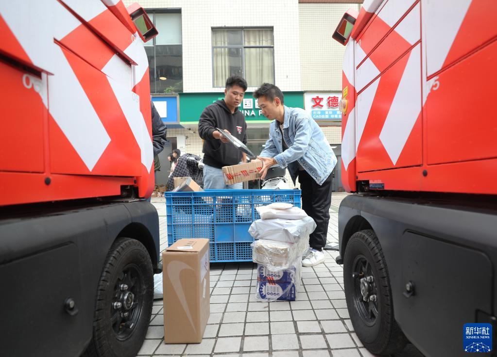 湖南衡阳：无人驾驶快递车进校园