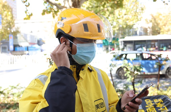 全国交通安全日 武汉交警推出骑手安全语音包