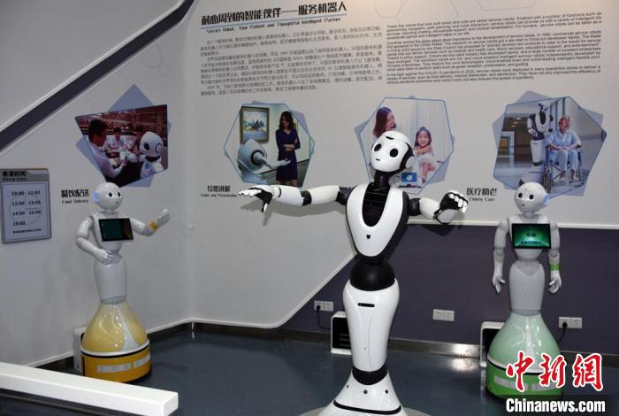 中国科技馆“智能”展厅携多款机器人亮相，服务机器人舞蹈演示。　<a target=&apos;_blank&apos; href=&apos;/&apos;><p align=