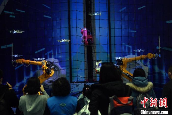 中国科技馆“智能”展厅携多款机器人亮相，无人机群与多台机械臂协同表演。　<a target=&apos;_blank&apos; href=&apos;/&apos;><p align=