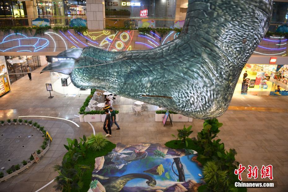 巨型“恐龙腿”亮相昆明一商场
