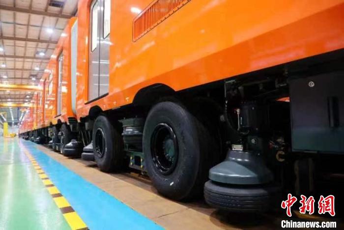 中国首列胶轮地铁列车下线并首次出口海外