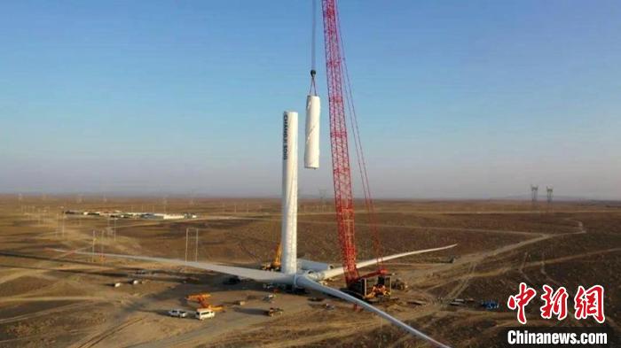 中国单机容量最大风电机组在新疆木垒县吊装成功