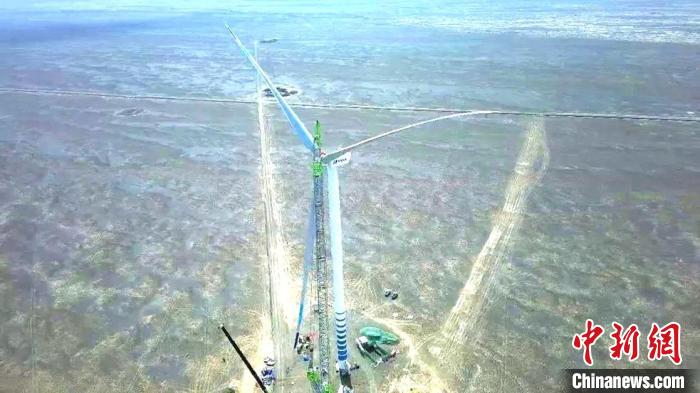 6.7兆瓦风机在新疆木垒县吊装成功。哈拉哈提 摄