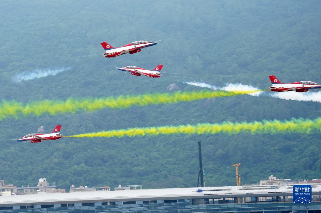 空军50型武器装备在中国航展成体系亮相 多型战机飞行表演展现实战化军事训练成就