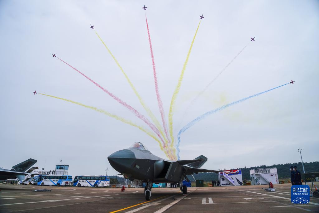 空军50型武器装备在中国航展成体系亮相 多型战机飞行表演展现实战化军事训练成就