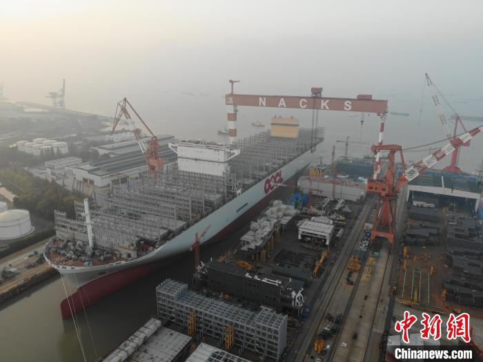 甲板有3.5个足球场大 全球绿色环保型集装箱船“巨无霸”江苏出坞