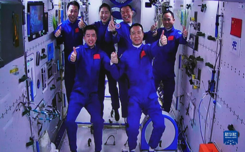 两个航天员乘组首次“太空会师” 开启中国空间站长期有人驻留时代