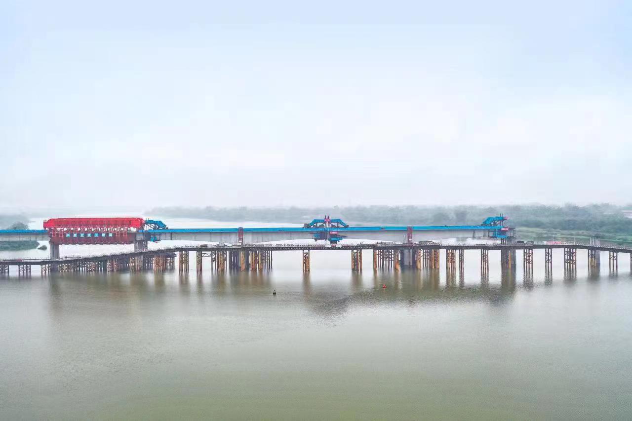 广湛铁路漠阳江特大桥（60+96+60）米连续梁顺利合龙