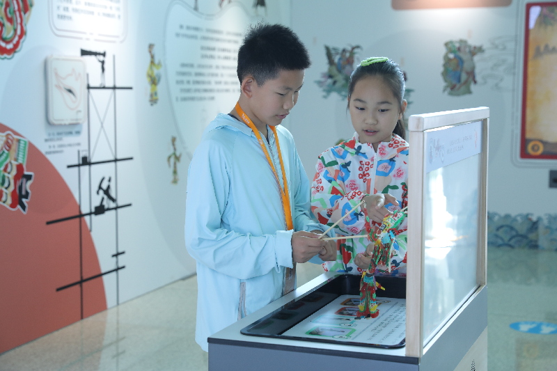 中国科技馆与北京皮影剧团联合推出“皮影也科技——非遗科技文化展”