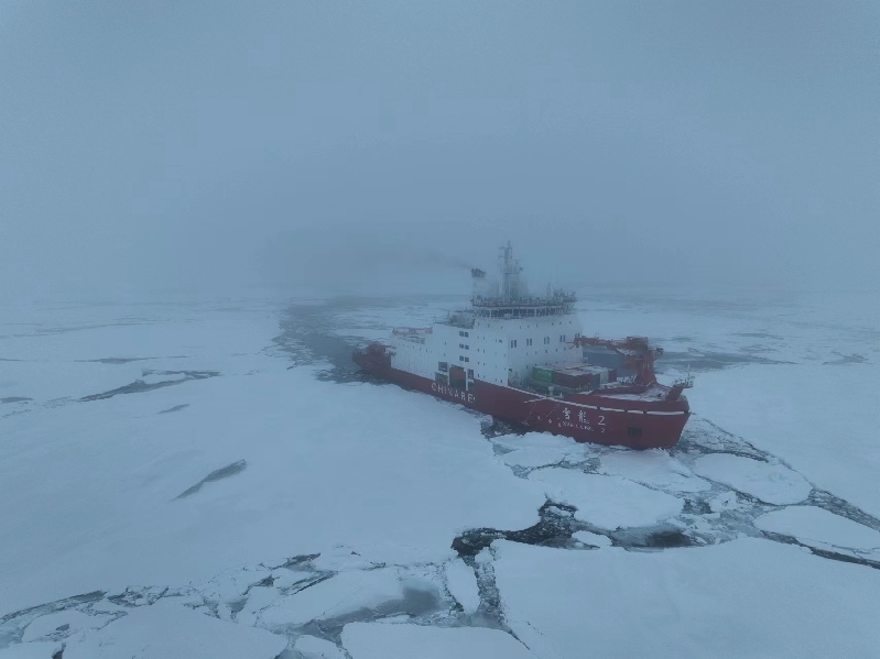 中国第13次北冰洋科学考察队抵达北极点