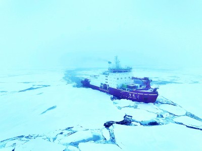 中国第十三次北冰洋科学考察队抵达北极点