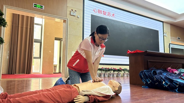 应急救护培训进校园 红十字“救”在身边