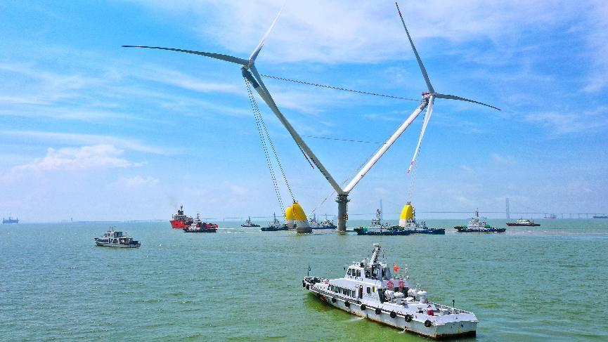 全球单体容量最大的漂浮式海上风电平台拖航出港