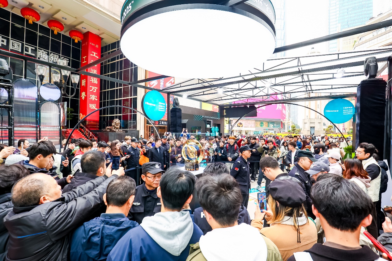 世俱杯奖杯首度亮相中国 海信携手FIFA点亮山城