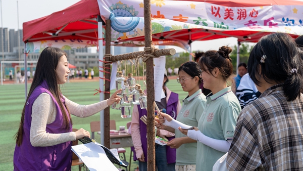 青岛科技大学举行“五育启心·沐光同行”心理嘉年华