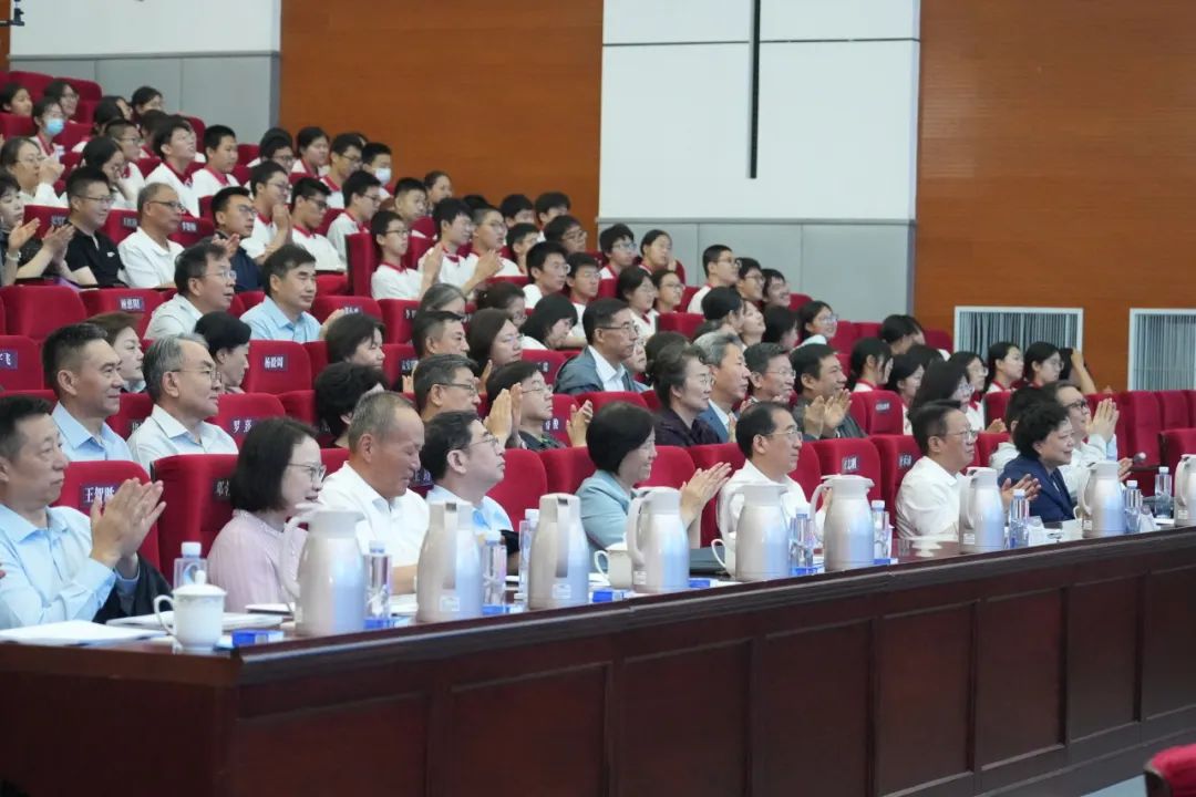 欧阳明高解析中国新能源汽车发展：从电动化、智能化到低碳化的未来之路