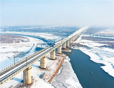 穿戈壁 越冻土 跨海洋，中国高铁驰骋多样环境