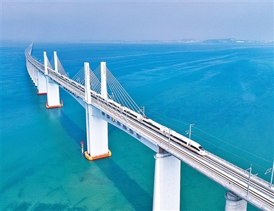 穿戈壁 越冻土 跨海洋，中国高铁驰骋多样环境