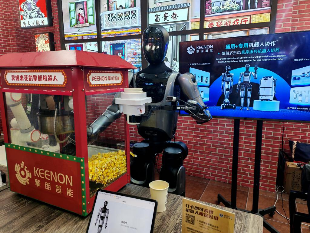 机“慧”共生 人形机器人在2025世界人工智能大会展现澎湃动力