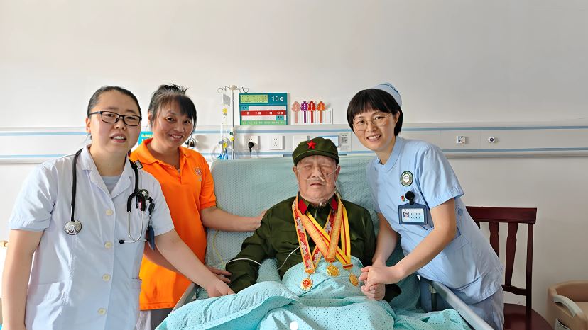 苏州一〇〇医院病房里的特殊“阅兵礼” 百岁抗战老兵见证盛世荣光