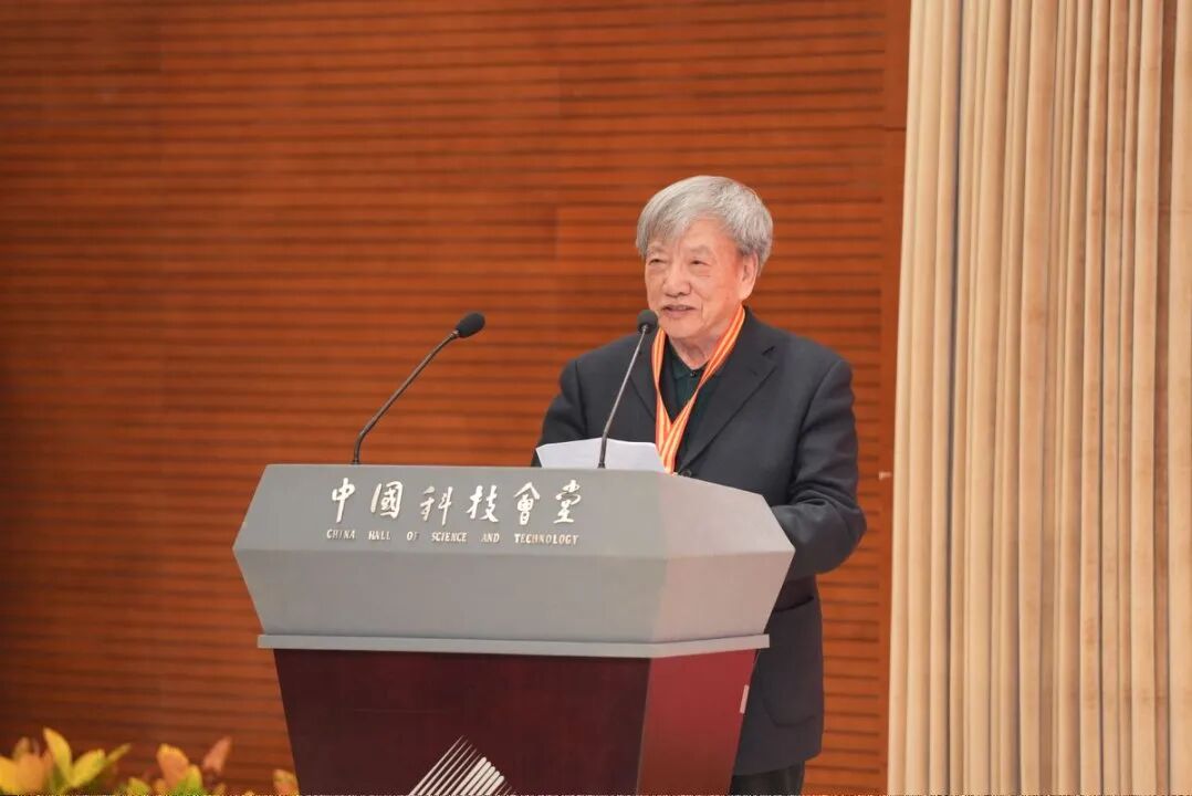 “只要心中还有火，银发也能闪光”