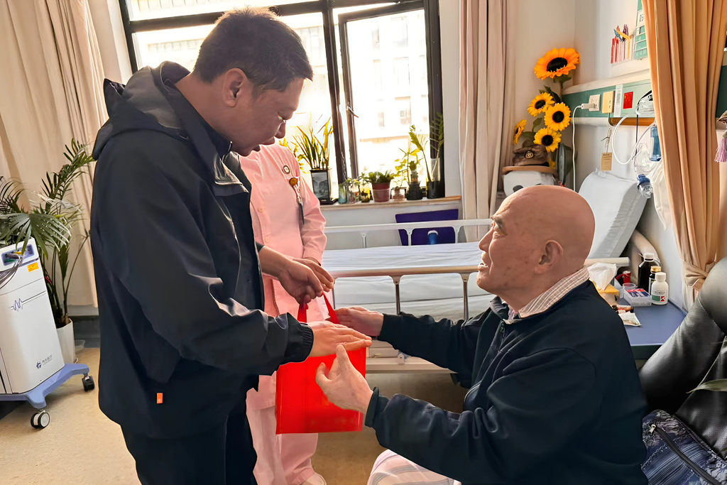 七十四载烽火情，一声“院长”泪满襟