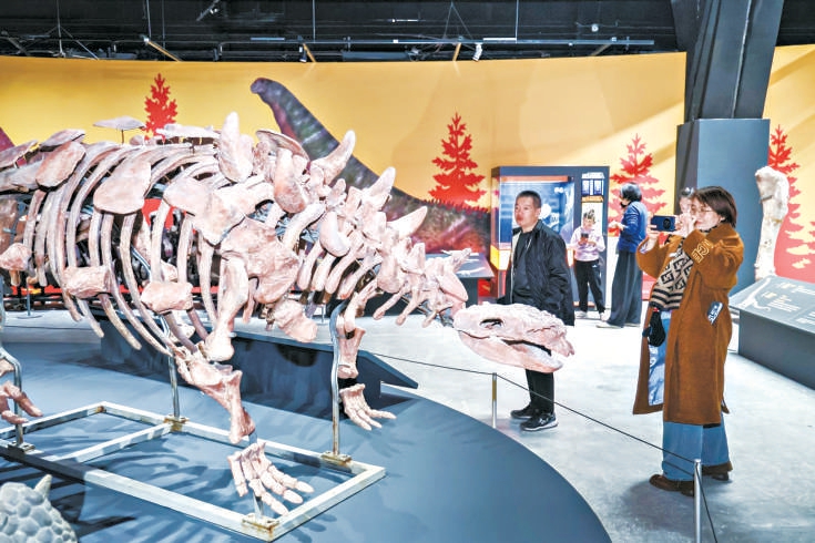 “遇见白垩纪：恐龙化石特展”与观众见面 超650件化石重现史前盛景