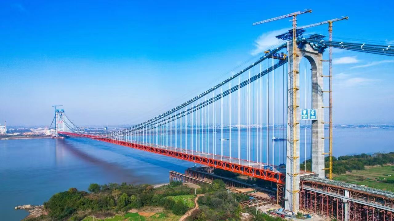 世界最大跨度四主缆悬索桥燕矶长江大桥成功合龙