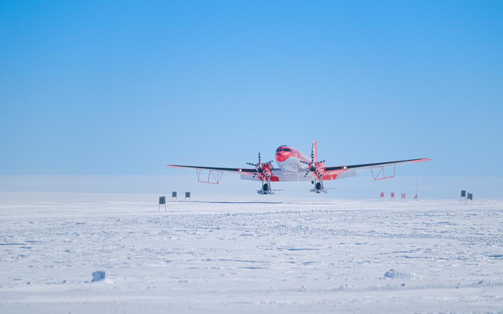 10年航程80万公里!中国“雪鹰601”飞机翱翔南极