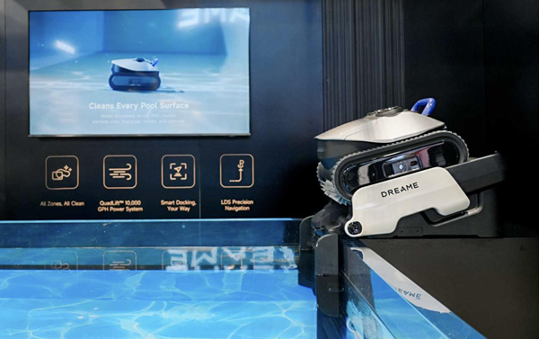 中国企业在CES首秀具身智能割草机器人、泳池机器人