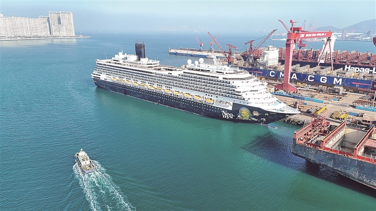 10万吨级以上邮轮“理想”号在青岛维修