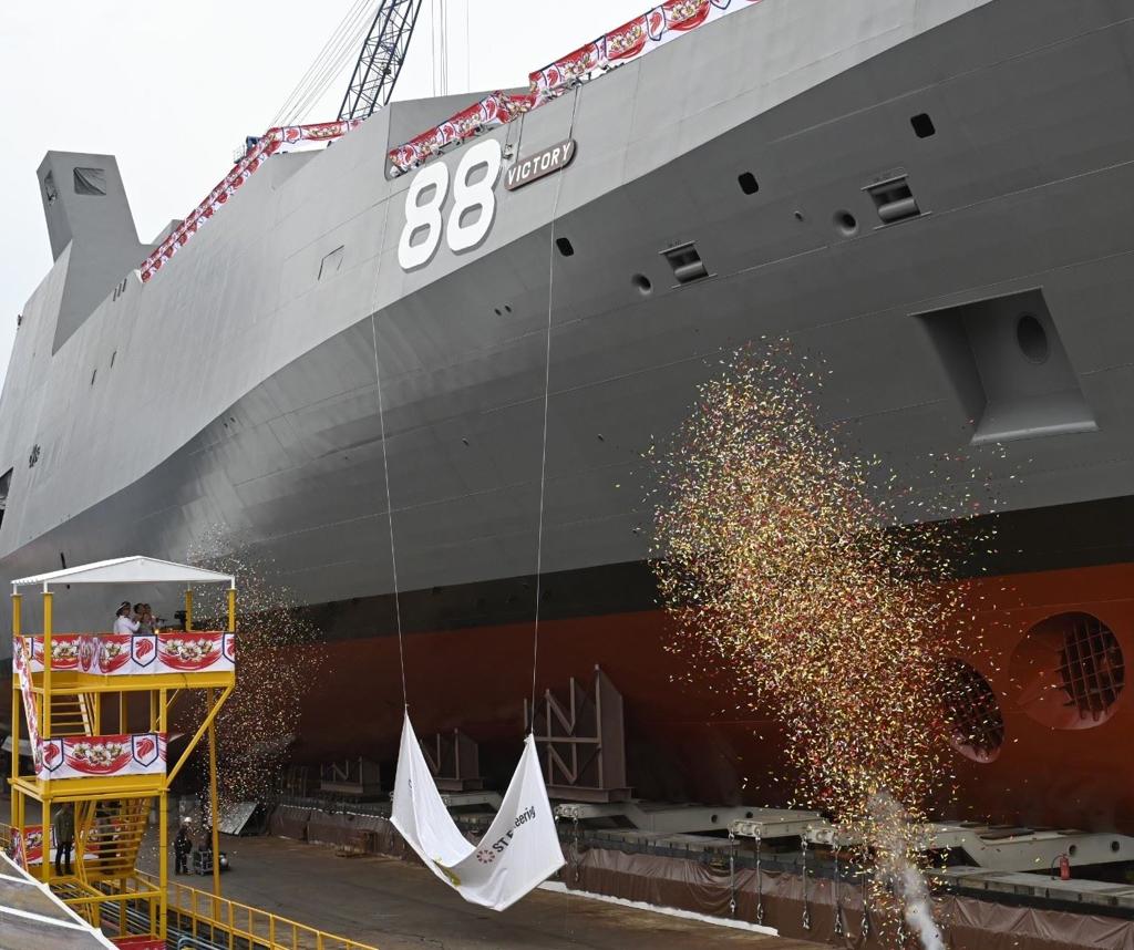 “海上巨兽”新加坡多用途战斗舰