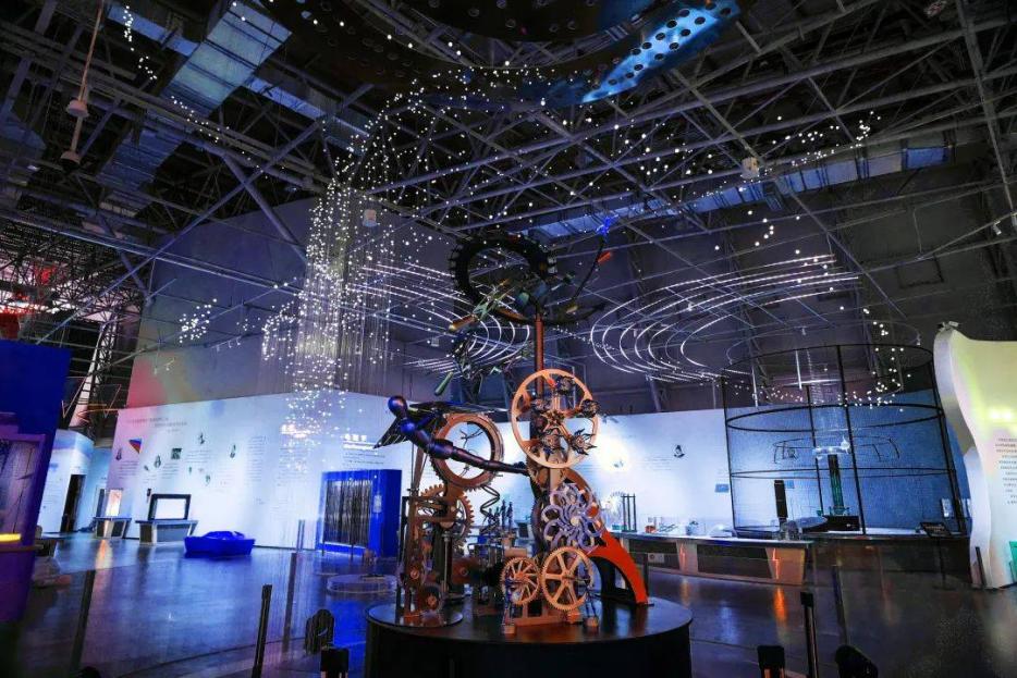 动静之间见科学：科技馆里的动态雕塑世界