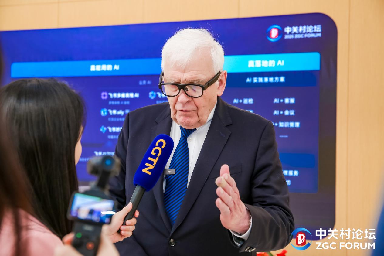 中关村论坛启用全球首创AR+AI会议翻译系统 覆盖54种语言