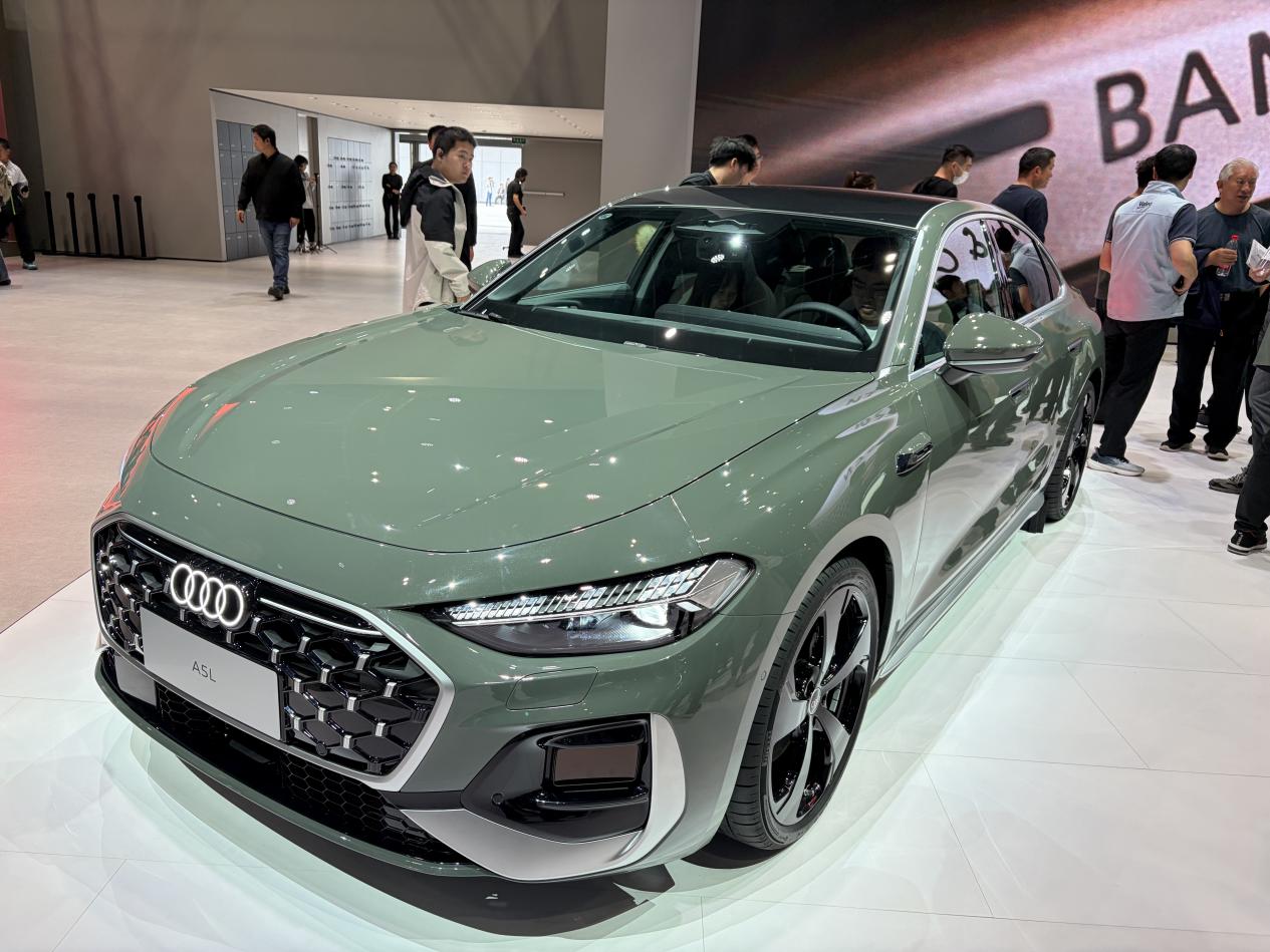 国产狂奔，国外狂追！外资车企集体“卷智能”