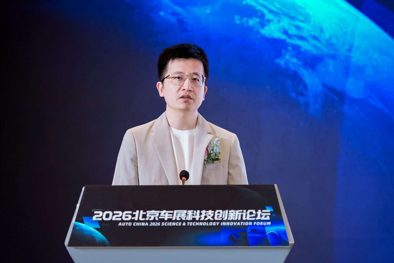 从“屏端内卷”到“全域交”互，智能座舱迎来范式跃迁