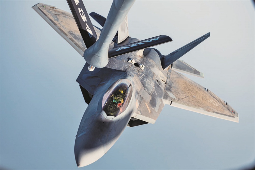 美军F-22战斗机为何要开“外挂”？