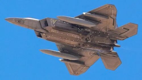 美军F-22战斗机为何要开“外挂”？