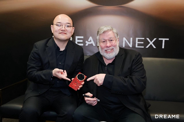 苹果联合创始人沃兹尼亚克，为一款中国手机站台