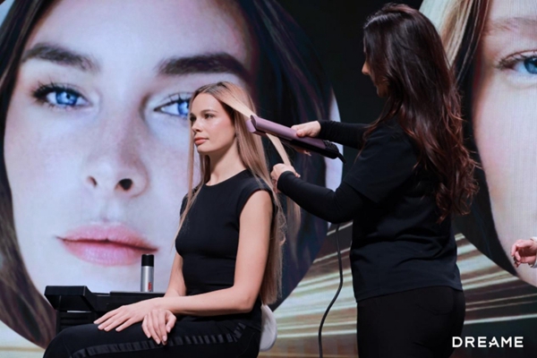 苹果联合创始人沃兹尼亚克，为一款中国手机站台