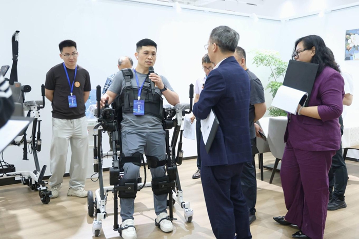 养老机器人真的“动起来”了! 养老机器人真的“动起来”了!