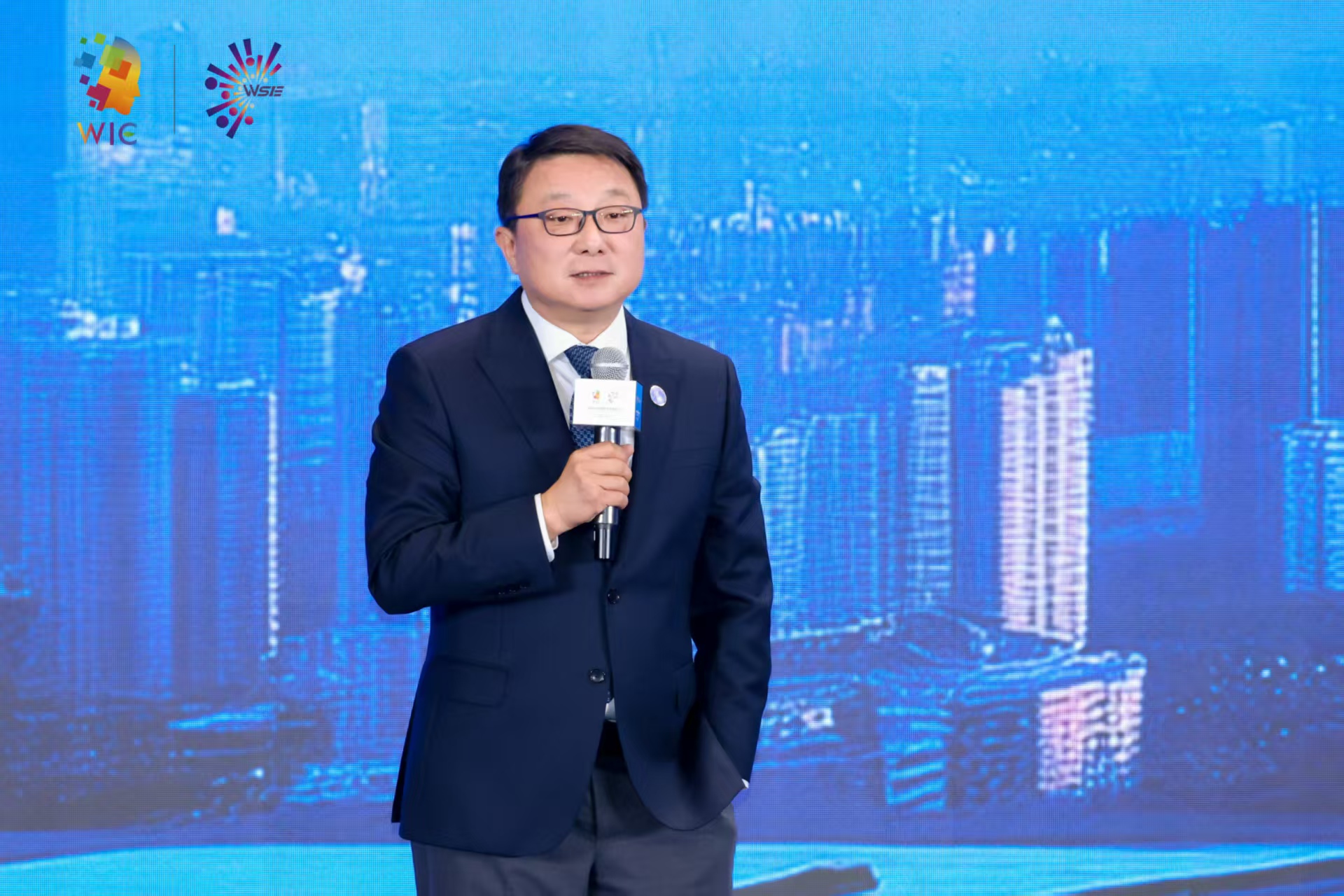 中科曙光董事长历军:科学智能时代已至,超智融合重构AI计算