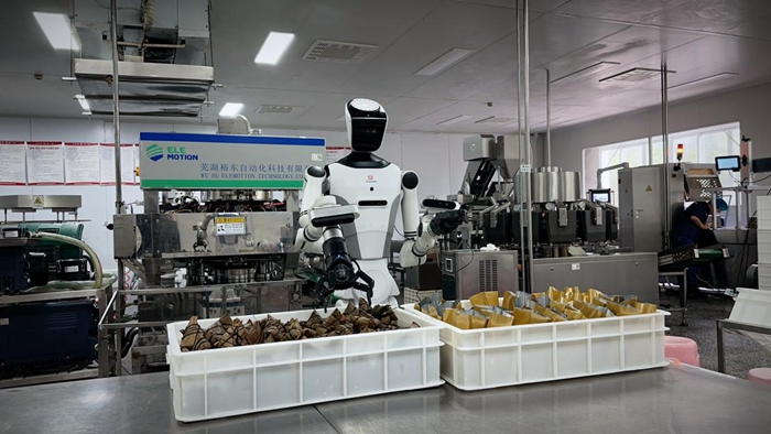 人形机器人上岗包粽子:13道工序全流程作业 人形机器人上岗包粽子:13道工序全流程作业