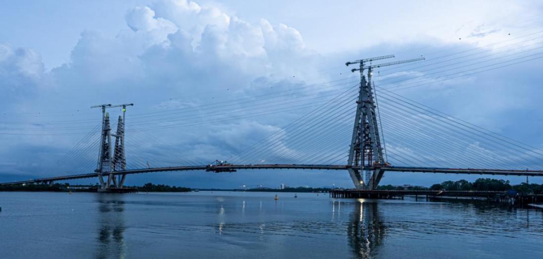 硬核出海！中企承建世界级跨海大桥完成关键中跨合龙
