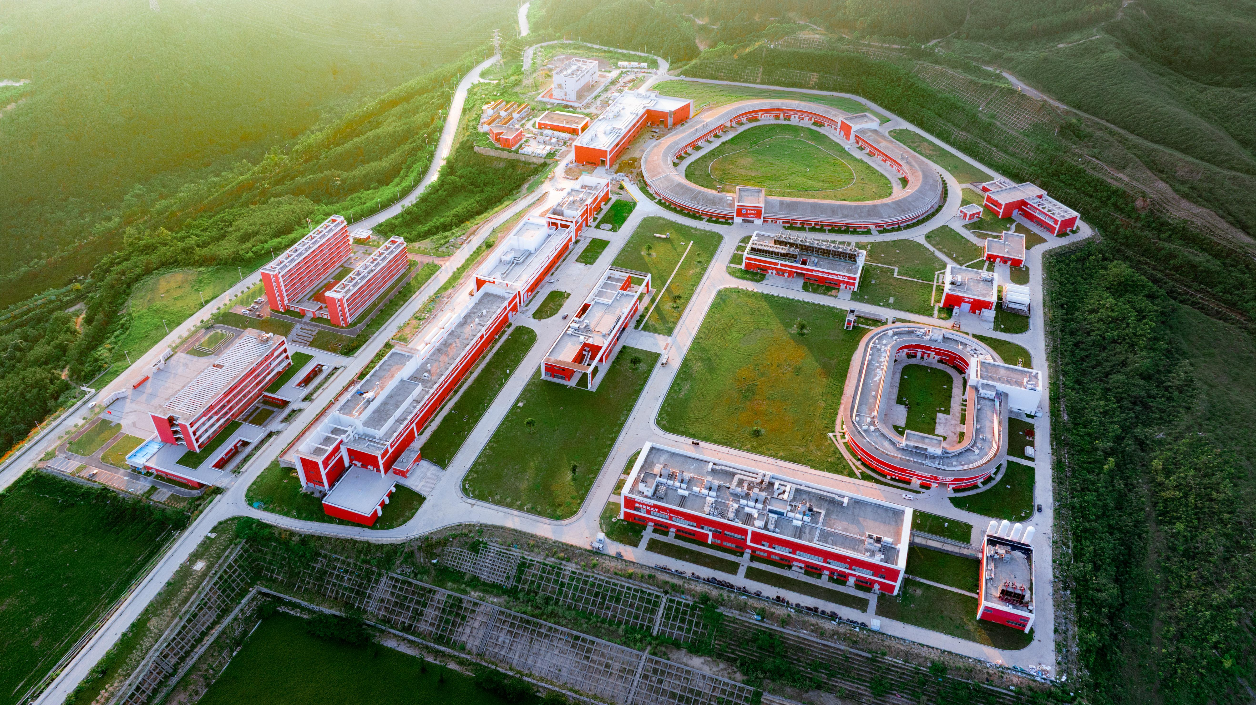 引领核科学前沿的重要平台——探访全球首台“三合一”强流重离子加速器装置