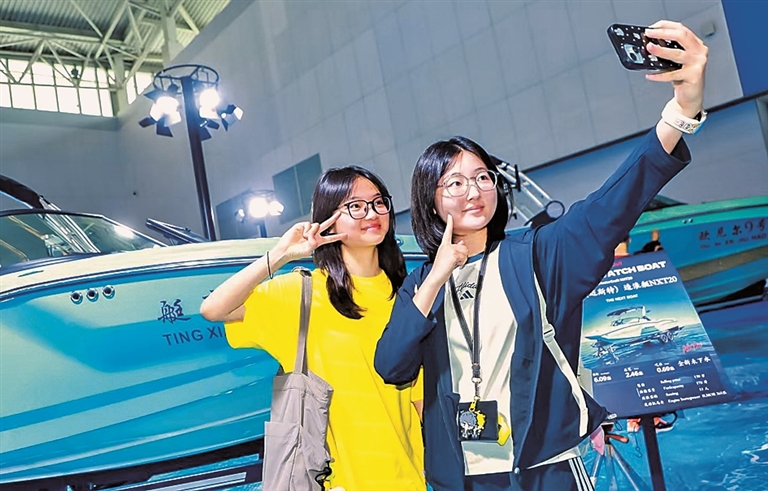 AI赋能,文旅融合打开想象空间——2026中国文化旅游产业博览会观察 AI赋能,文旅融合打开想象空间——2026中国文化旅游产业博览会观察