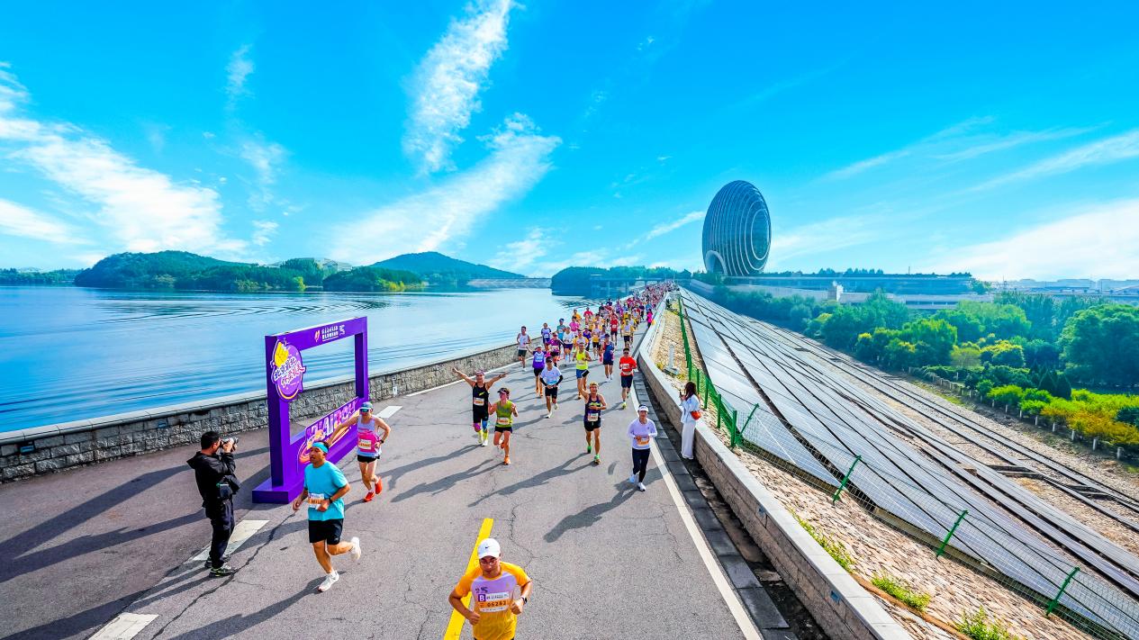 近1.5万人畅跑最美赛道 2026怀柔长城马拉松暨扎耶德慈善跑完赛