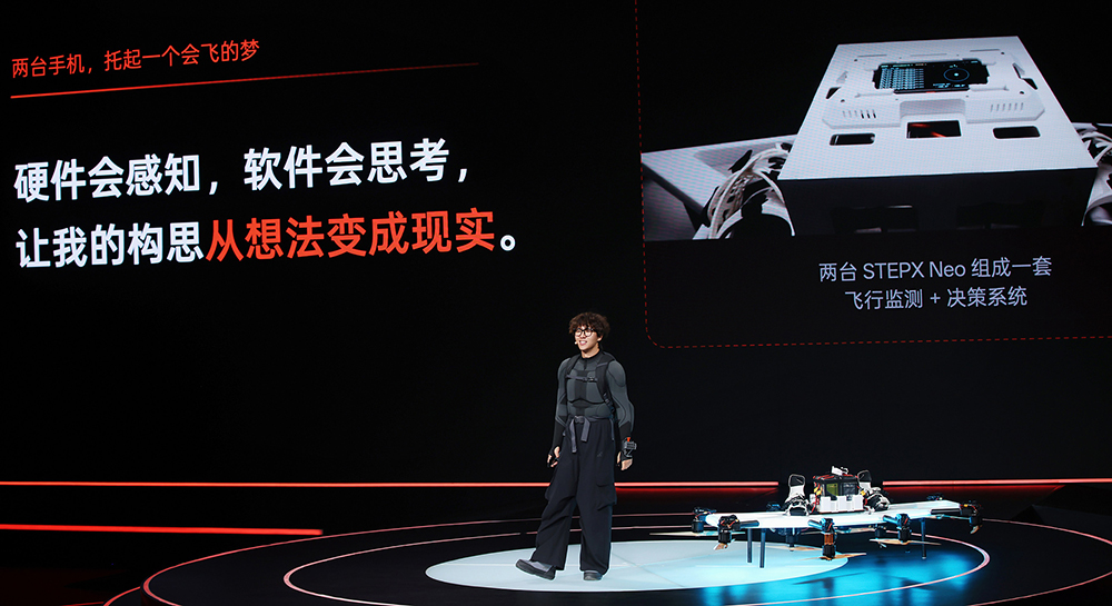 “贾维斯”走进现实,00后与AI联手造出飞行滑板 “贾维斯”走进现实,00后与AI联手造出飞行滑板