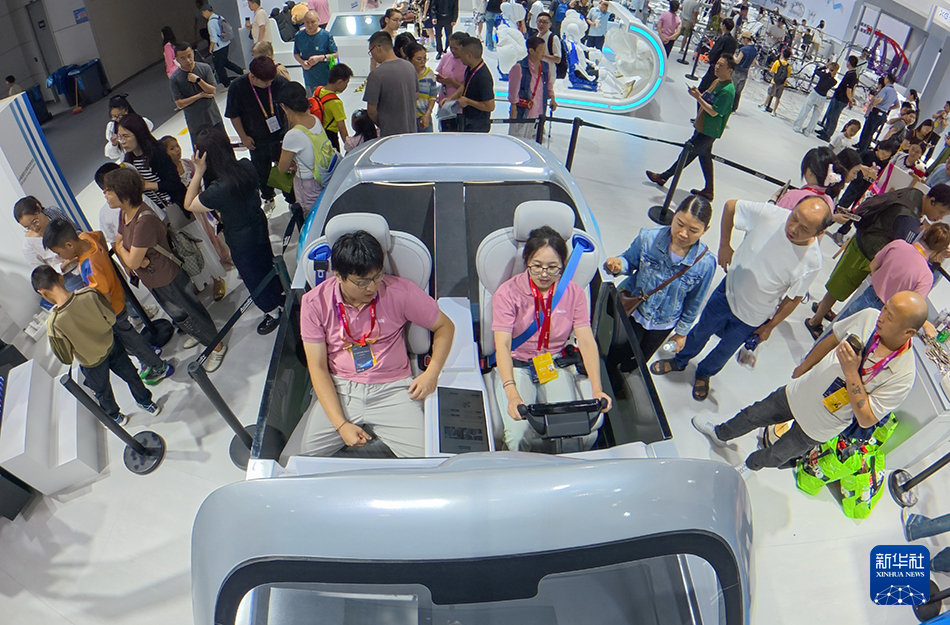 人工智能点亮精彩未来——2025世界智能产业博览会扫描